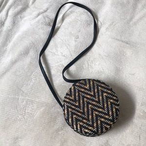 Round straw bag.